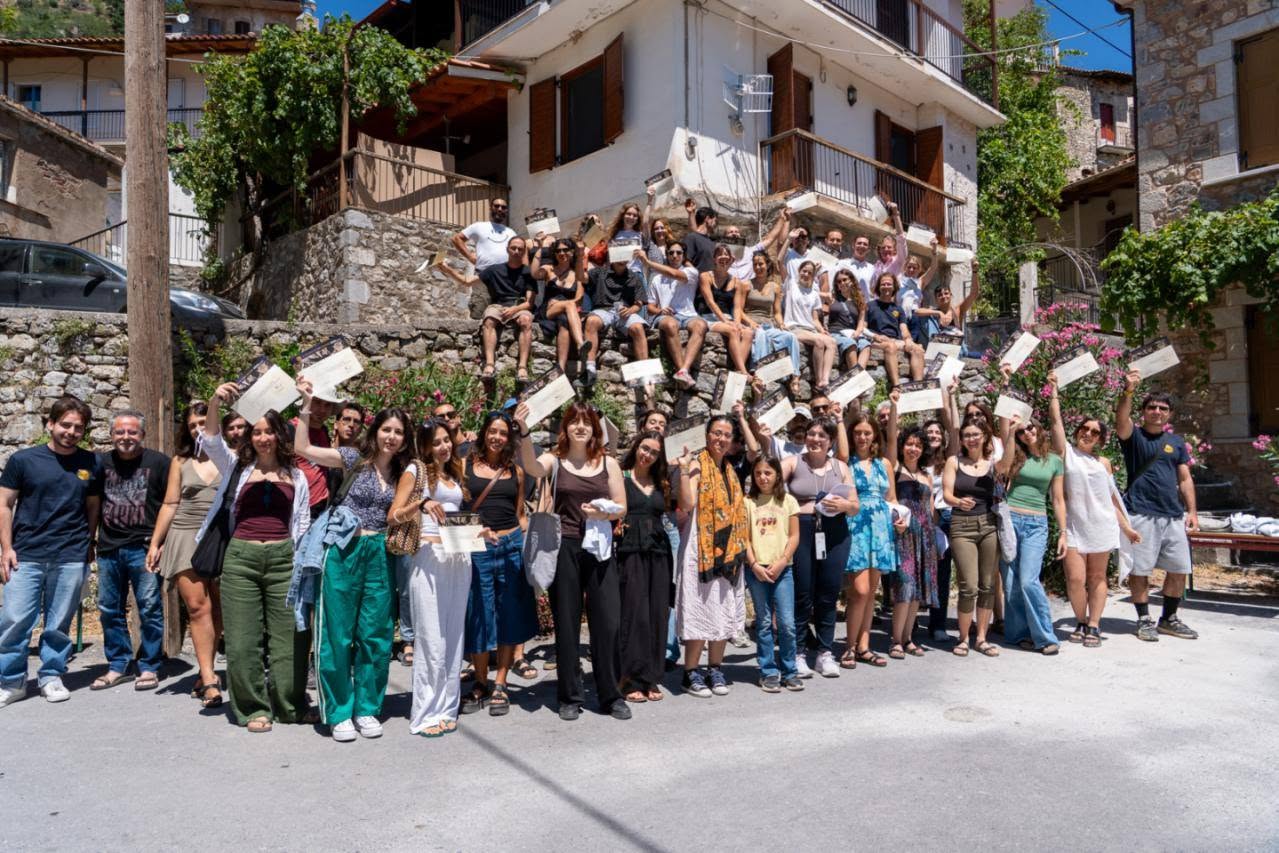 Ομαδική φωτογραφία των συμμετεχόντων του 8ου Εργαστηρίου με τα πιστοποιητικά τους, Λαγκάδια 2026